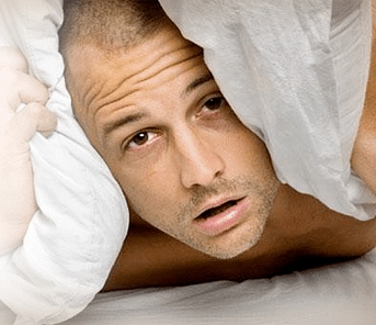 rozrušený muž, který chce zvětšit svůj penis