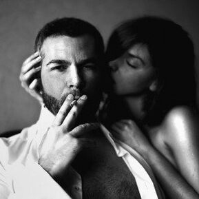 žena a brutální muž, který si zvětšil penis