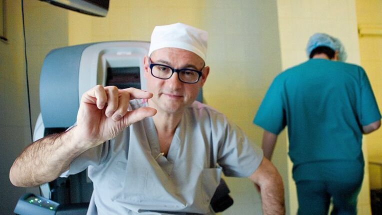 doktor ukazuje malému penisu, jak ho zvětšit pomocí pumpy