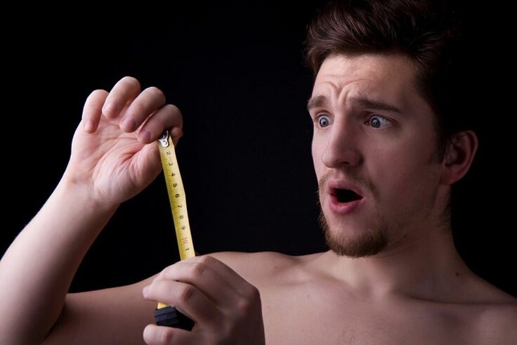 muž s metrem změřil svůj penis před operací zvětšení